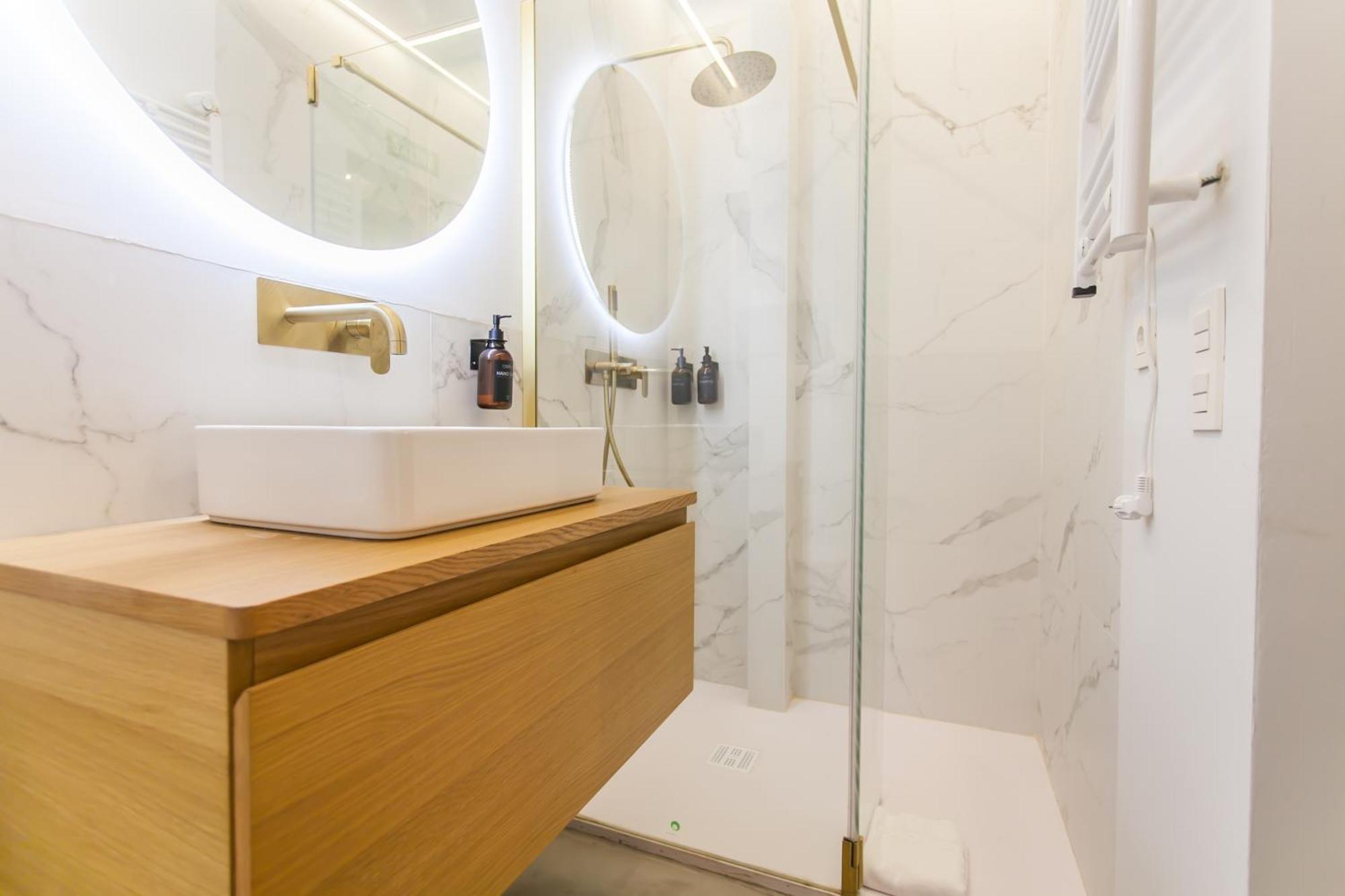 Guernica Luxury Duplex - Location, Light, And Art Appartement Madrid Buitenkant foto